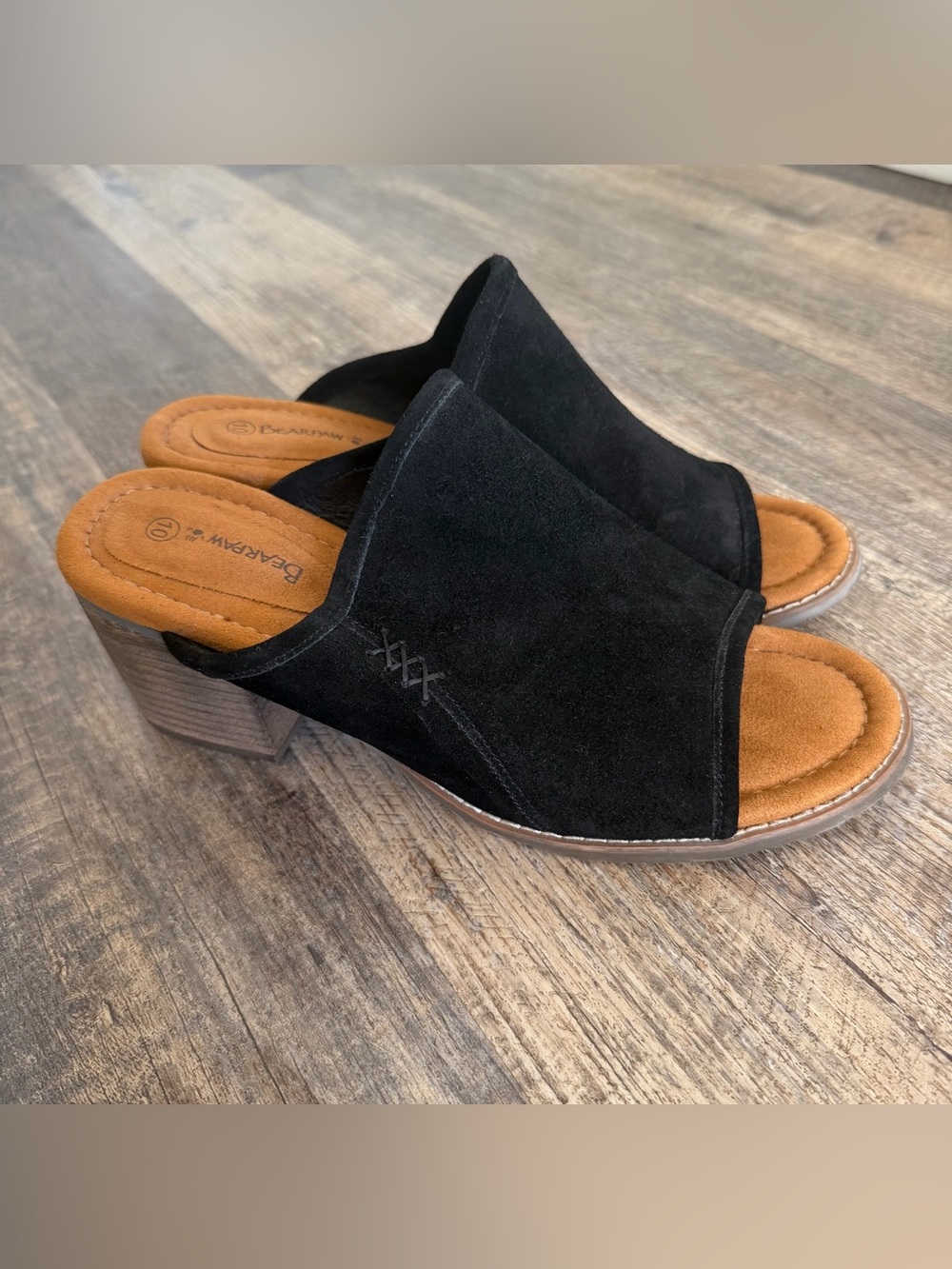 Bearpaw size 10M Edina Black Suede Wood Grain Stacked Heel Open Toe Comfort